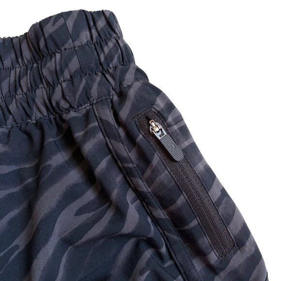 Lululemon Tracker Short V *4" Le Tigre Camo Deep Coal Multi - Size 4 - Picture 3 of 8
